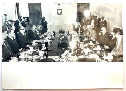 A photo from Mikhail Gorbachev's visit Warsaw in 1988. The visit was an important event in the history of Polish-Soviet relations. Gorbachev met with General Wojciech Jaruzelski and other politicians of the Polish People's Republic, as well as representatives of the opposition. During the visit, a number of agreements and declarations were signed, and Gorbachev delivered a speech at the University of Warsaw in which he spoke about the necessity of reforms and a new approach to Soviet foreign policy.